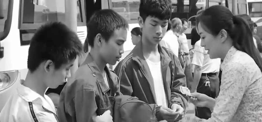 1993年，浙江女子给3名小乞丐30元路费，20年后乞丐拿一百万报恩