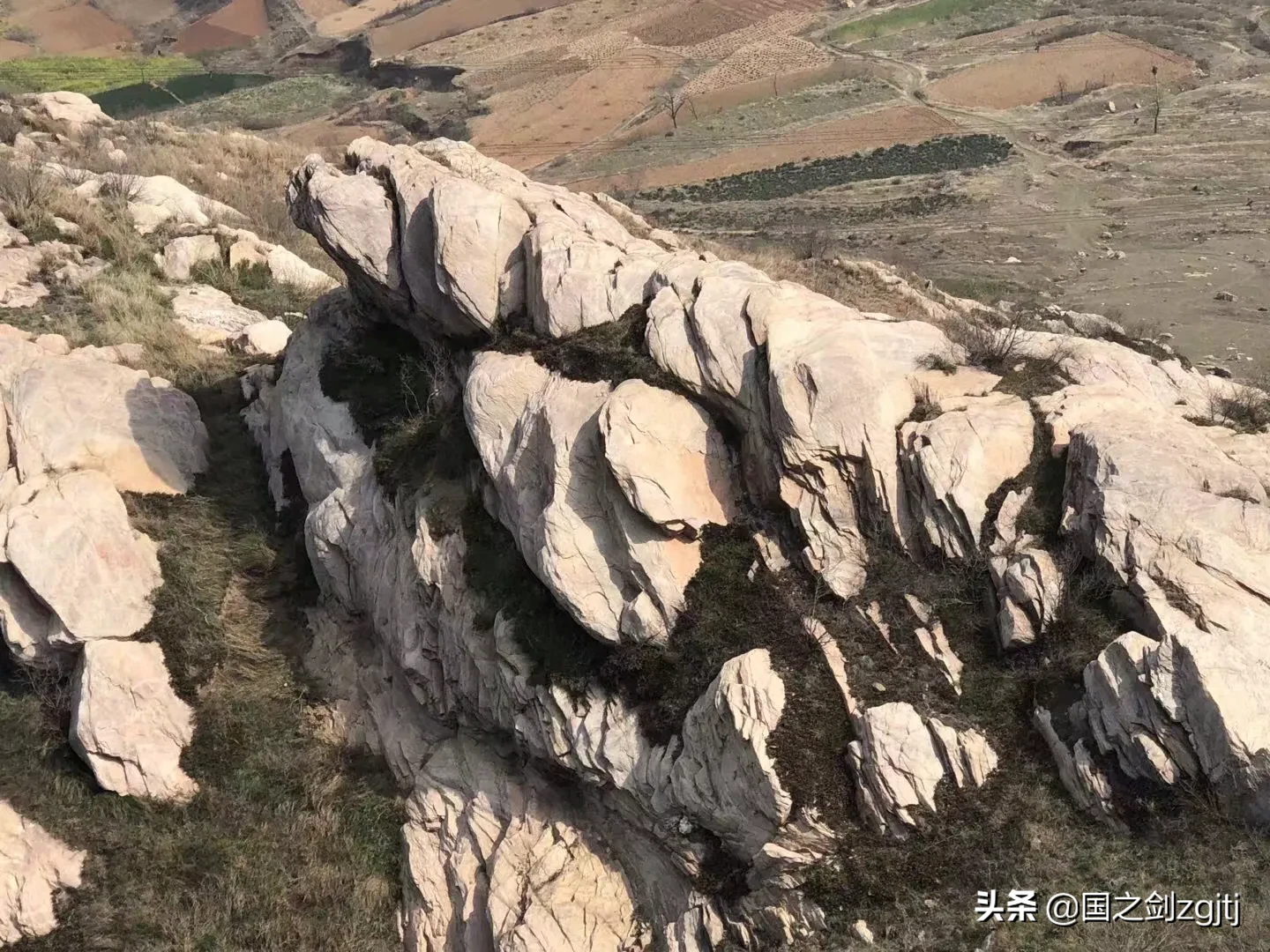 有李三娘传说地不远的不过崖，三面垂直立陡惊险奇观，值得一登