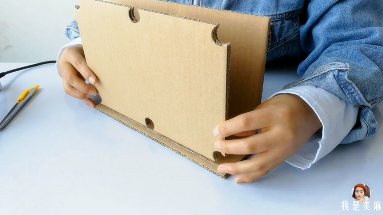 手工达人自制迷你台球桌,一杆进一球真好玩,仔细一瞅是纸箱做的