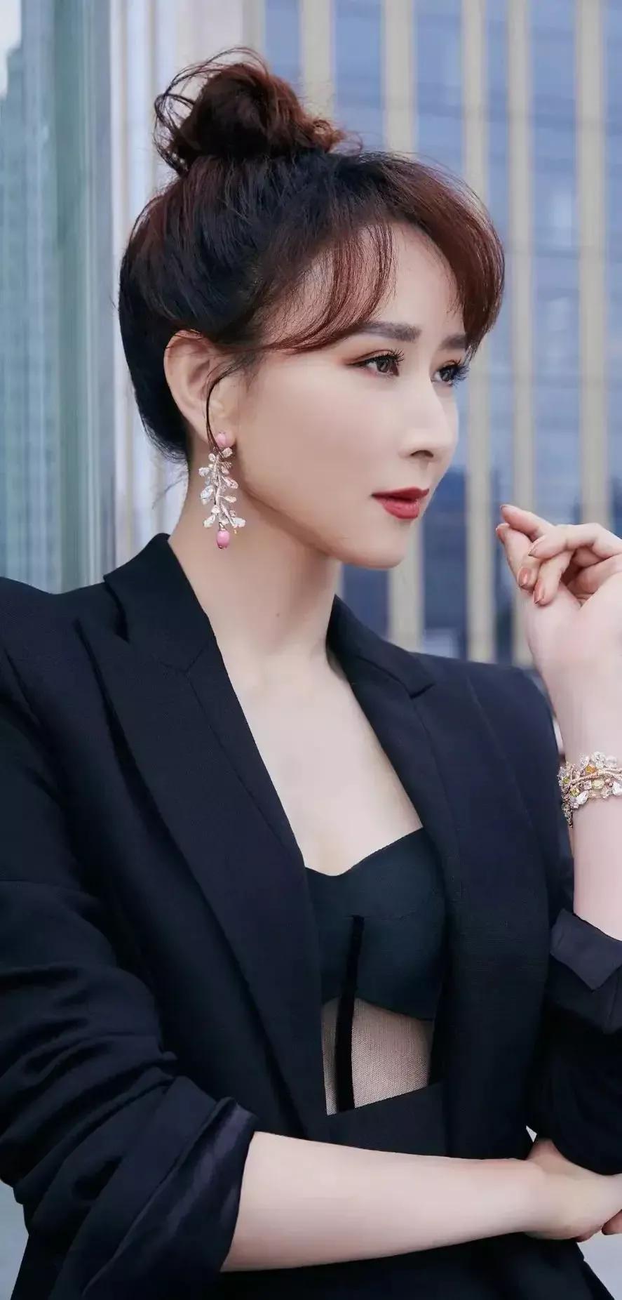 明星俏佳人：阔太太胡静，嫁入豪门，气质，举止高贵十足贵妇范