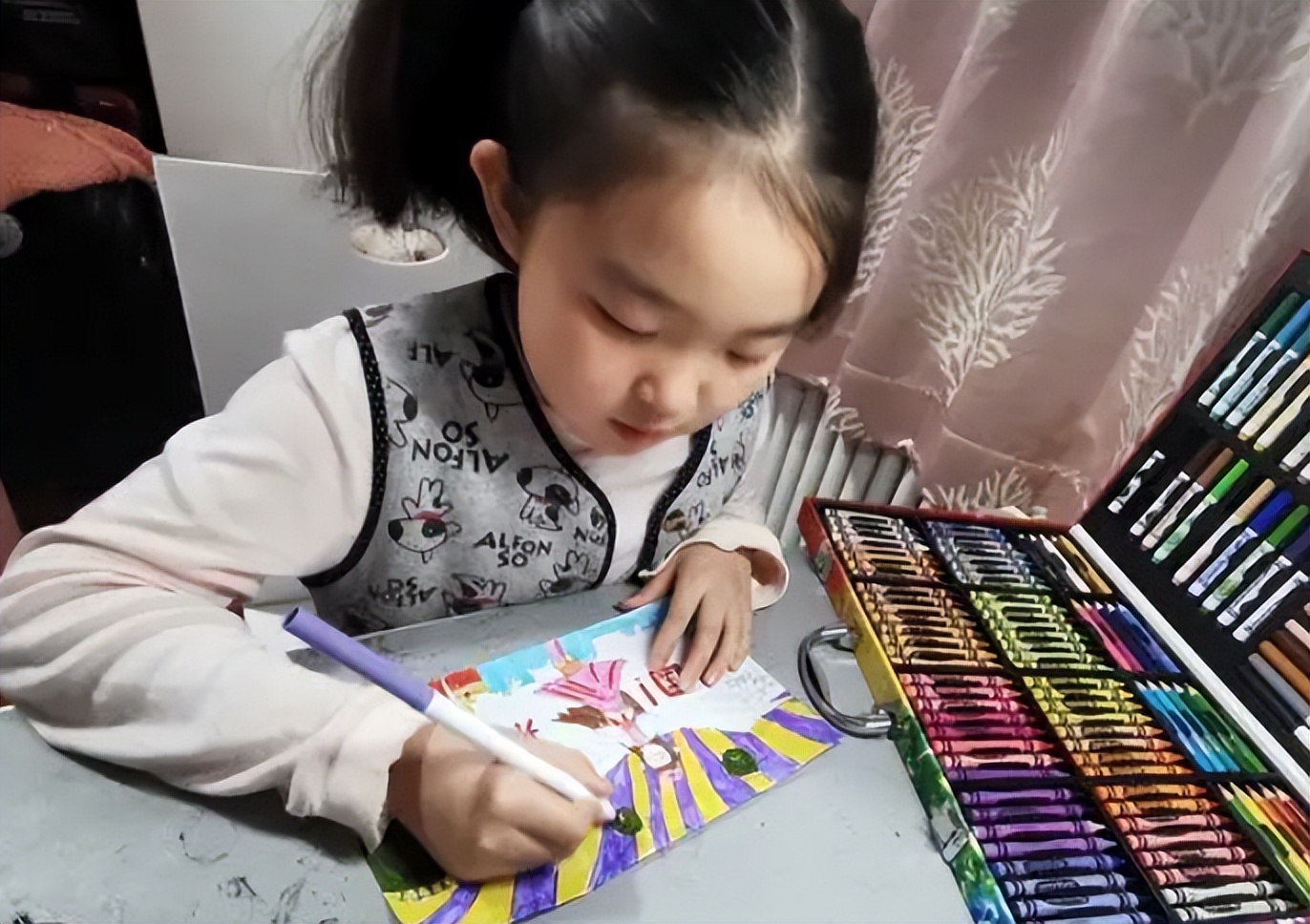 四岁半女孩自学绘画，线条“婉转而流畅”，美术生看后为其点赞