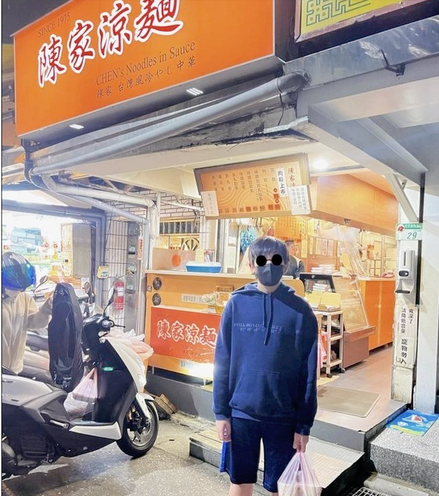 林志颖晒一家五口出游照，12岁Kimi跟爸爸一样高，父子同框像兄弟