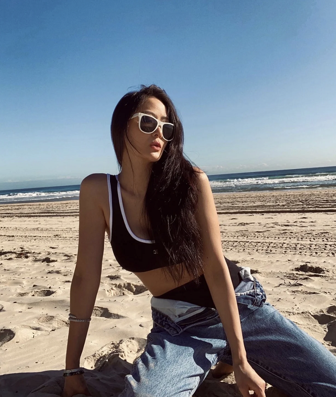 44岁孙芸芸晒海边美照,穿运动内衣大秀事业线,平坦小腹十分抢镜