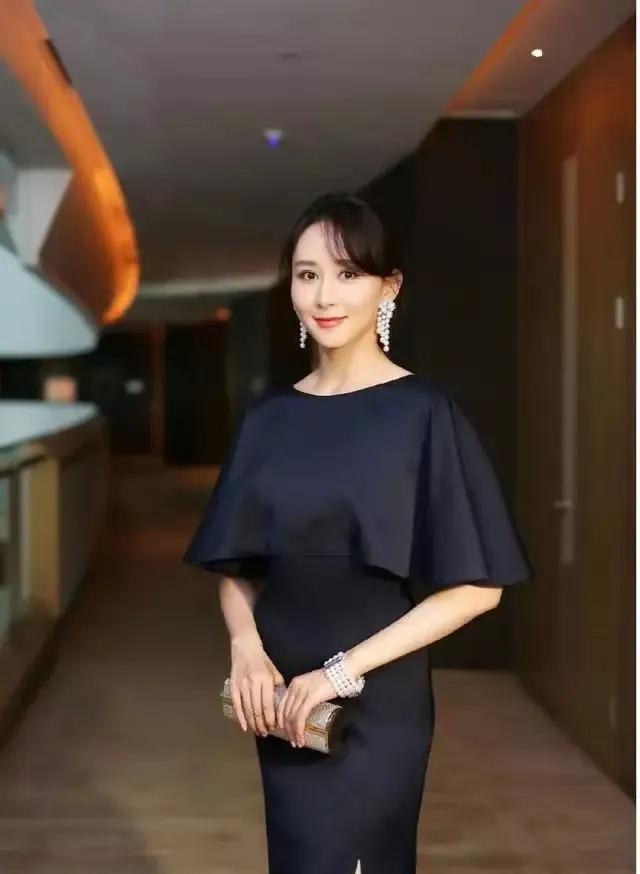 明星俏佳人：阔太太胡静，嫁入豪门，气质，举止高贵十足贵妇范