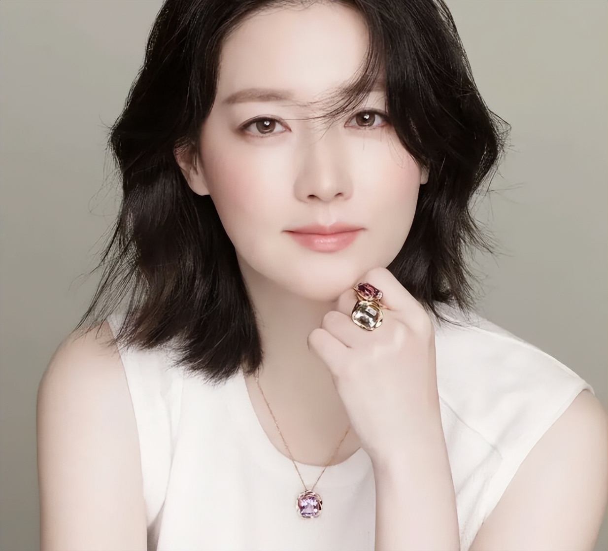 作为韩国知名的女演员,"氧气美女"李英爱影响力最大的作品就是韩剧