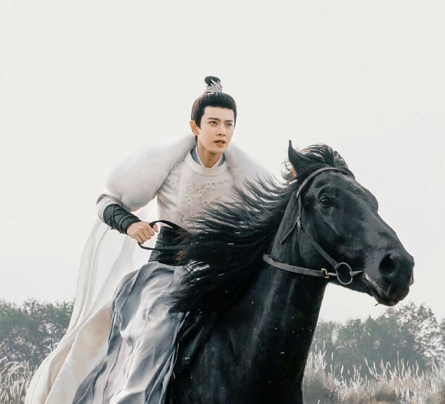 不够潇洒别骑马，这10位演员告诉你，啥叫鲜衣怒马少年郎