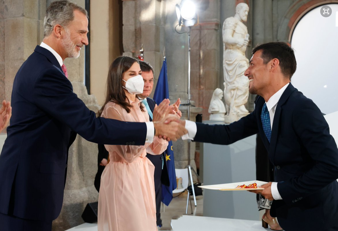 西班牙王后重穿欧根纱裙，马尾辫换成披肩发型，又长3岁依然惊艳