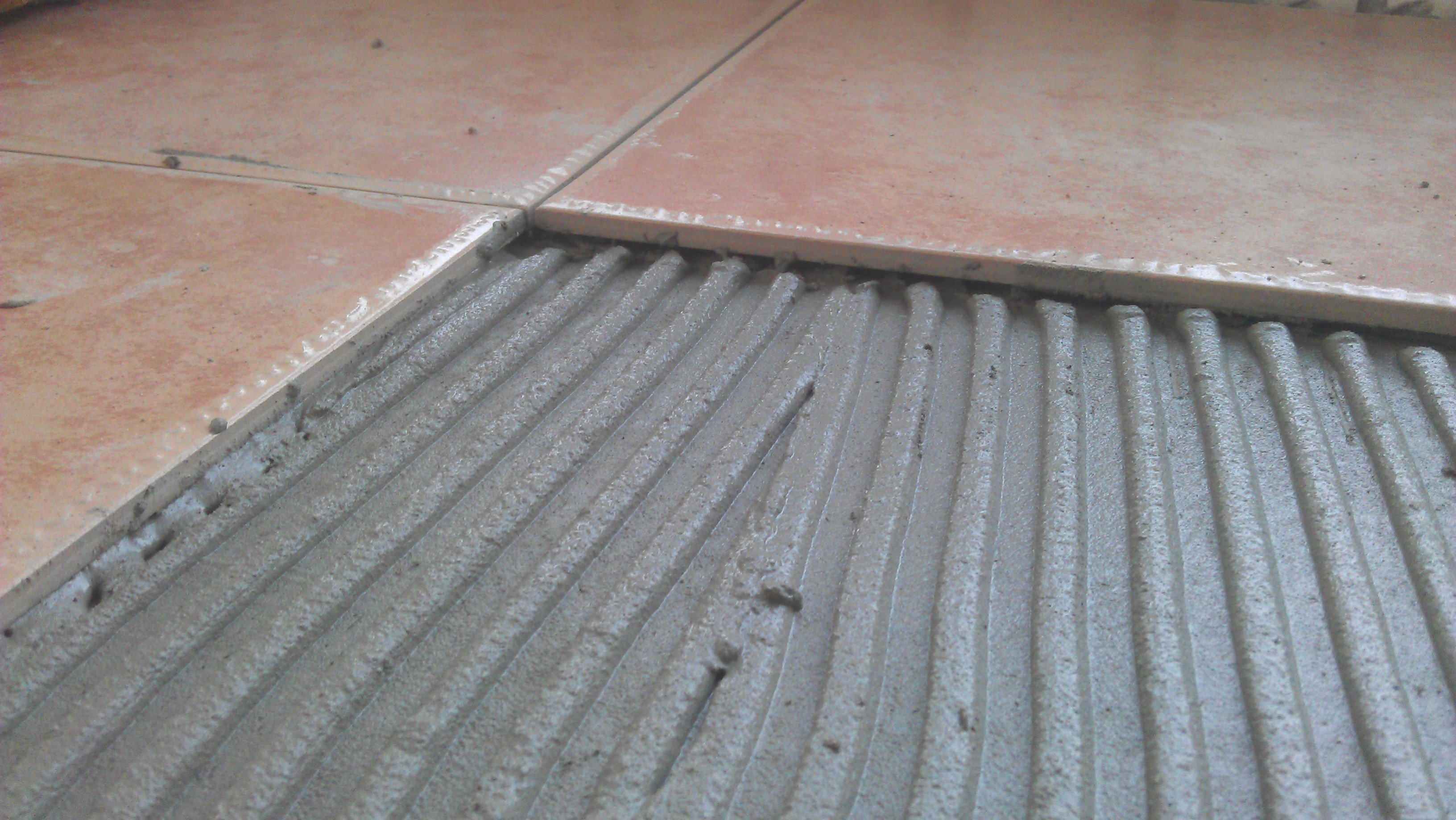 和工人探讨了一下午,才终于搞清楚瓷砖干铺,湿铺和薄贴的区别