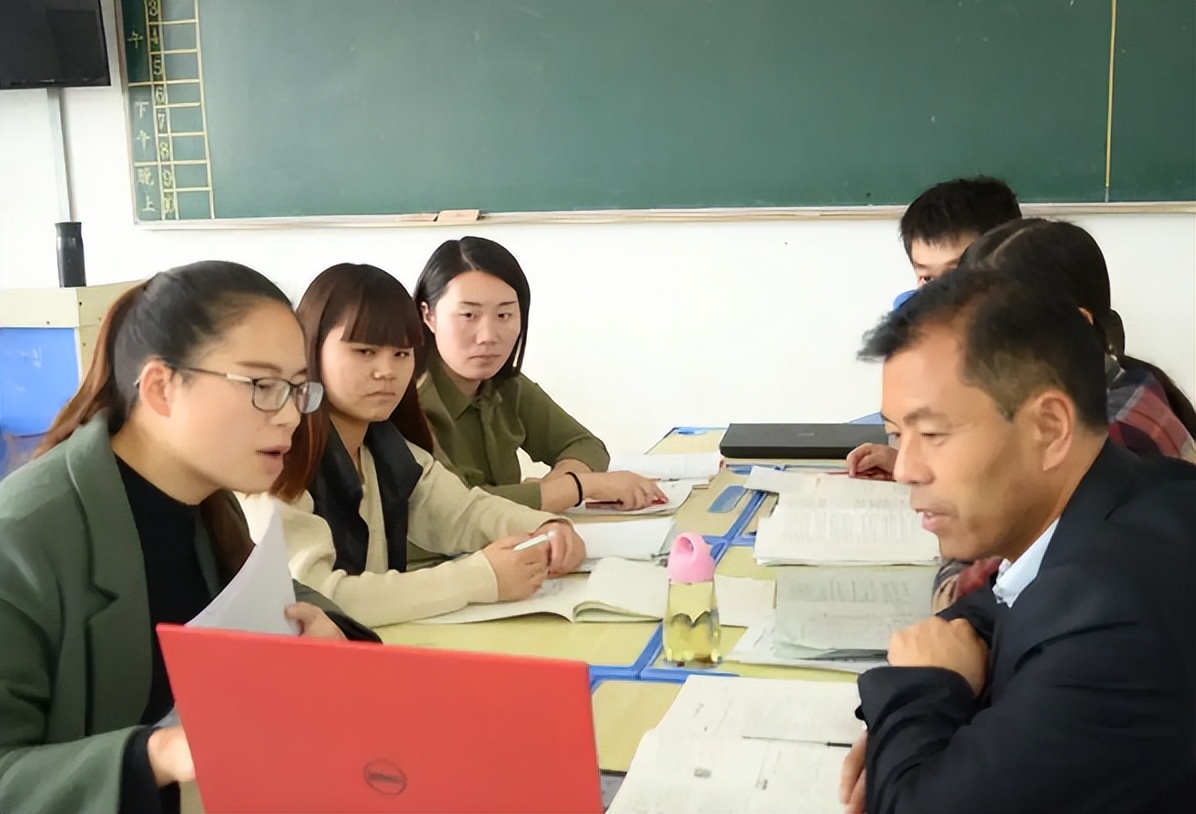 清华教室实拍图走红，顶级学府也“内卷”，网友却说高学历低素质