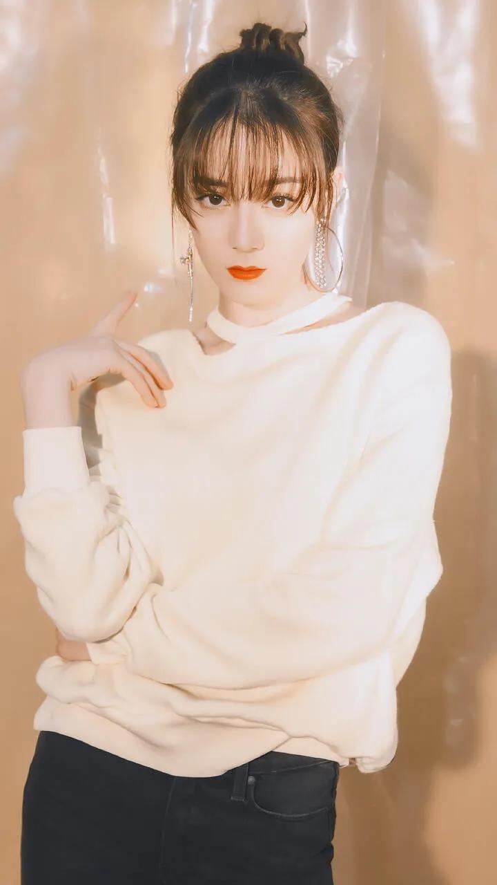 迪丽热巴太漂亮了，这张照片很可爱