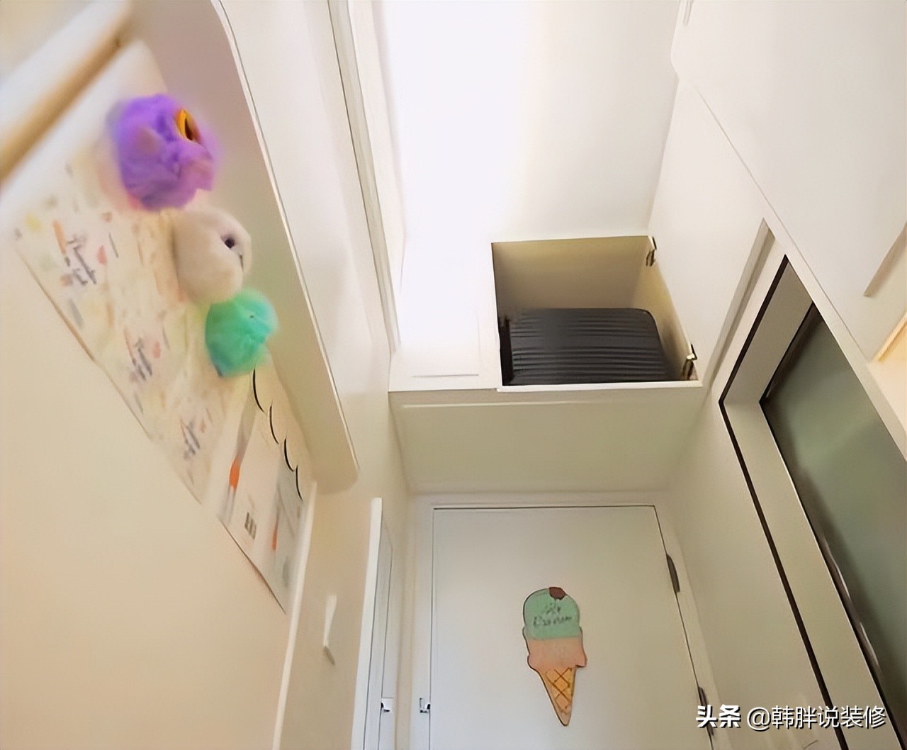 香港90后小夫妻，花230万买下12㎡小屋，床吊在半空，这设计绝了