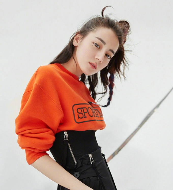 90后女演员—迪丽热巴，五官精致，身材高挑