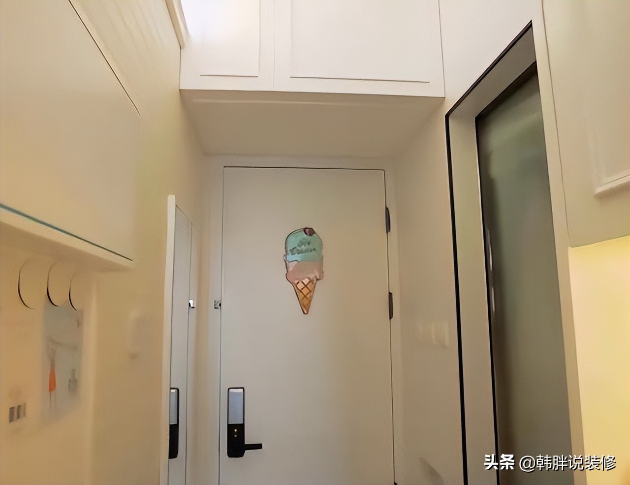 香港90后小夫妻，花230万买下12㎡小屋，床吊在半空，这设计绝了