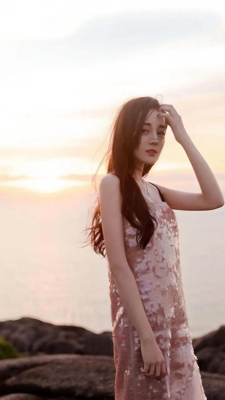 迪丽热巴太漂亮了，这张照片很可爱