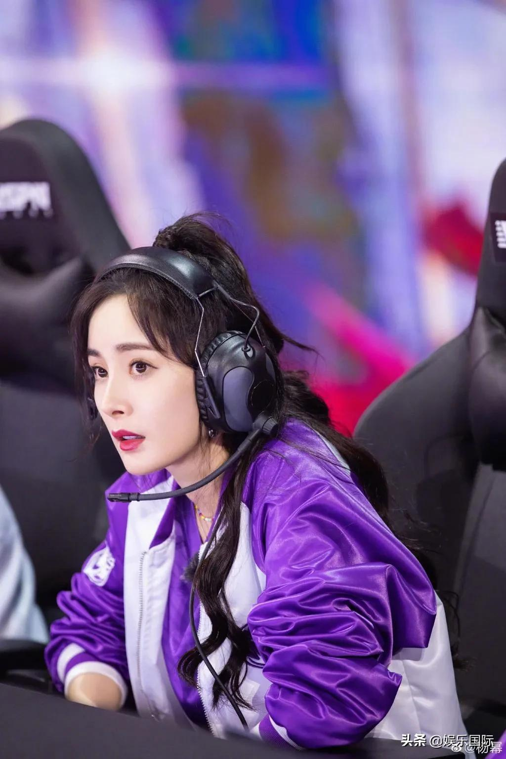 电竞少女！杨幂穿紫衣戴耳机侧颜迷人
