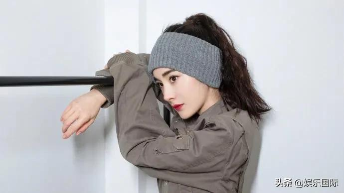 电竞少女！杨幂穿紫衣戴耳机侧颜迷人