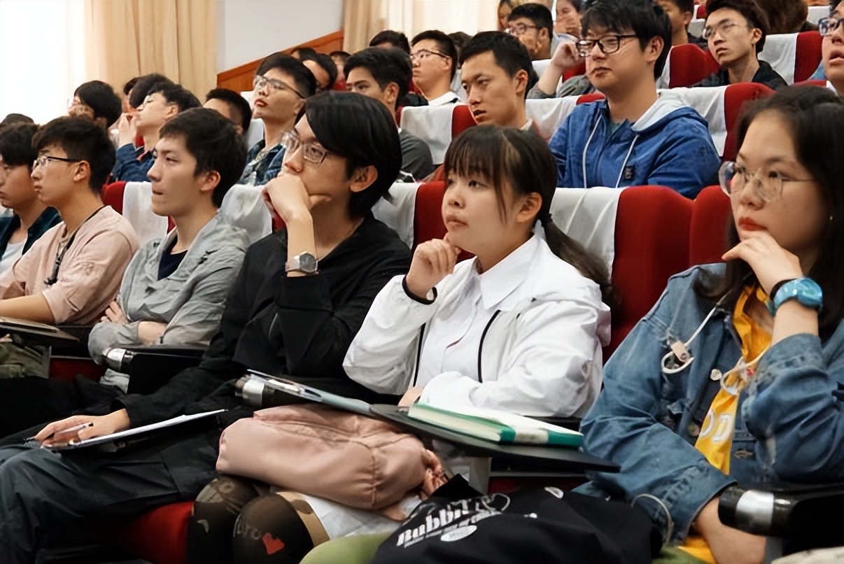 学生读个大学要花多少钱？看完这个账单后，普通家庭有点惆怅