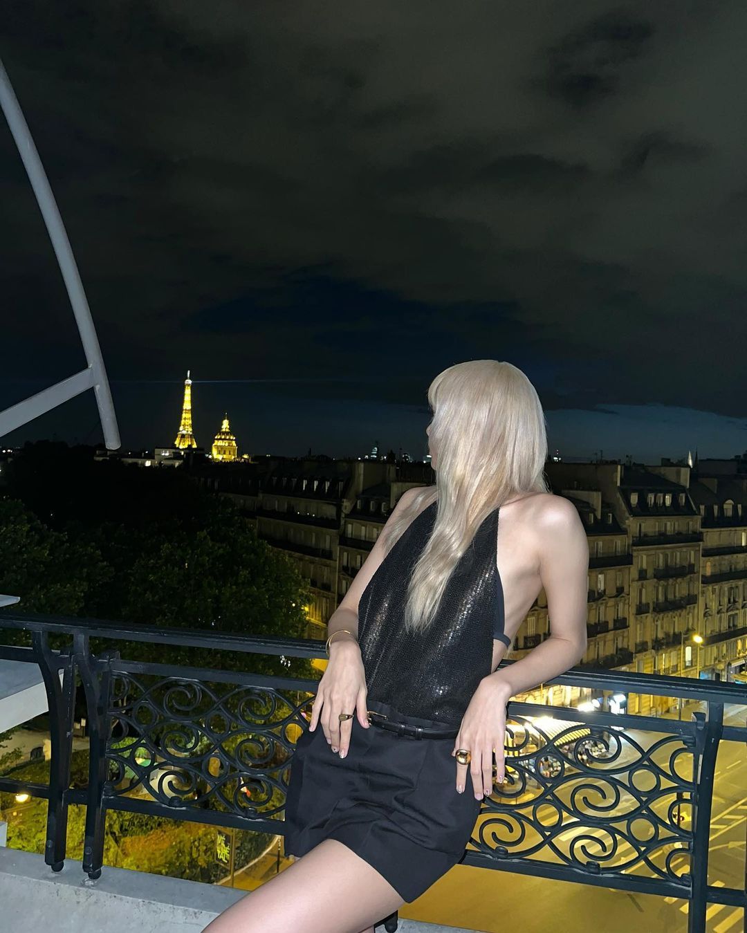 BLACKPINK Lisa晒巴黎私照，金发美瞳直角肩，自信时尚性感之美