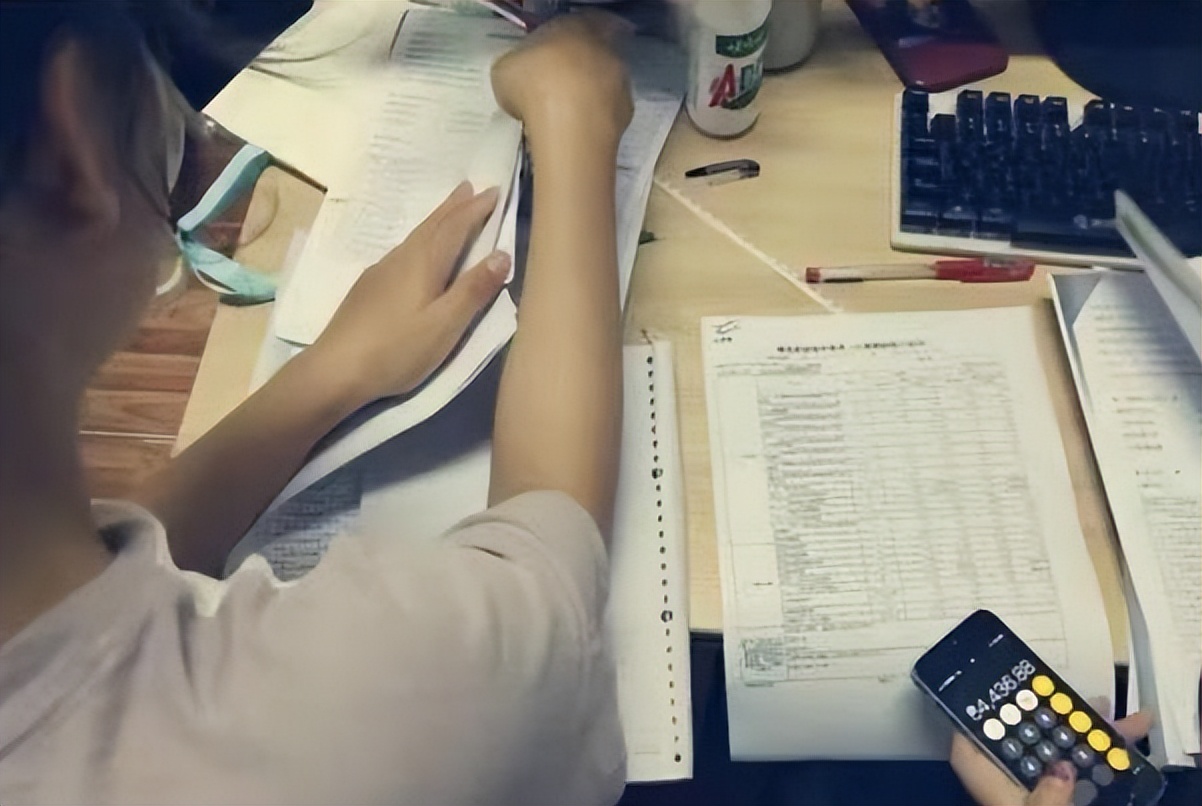 学生读个大学要花多少钱？看完这个账单后，普通家庭有点惆怅