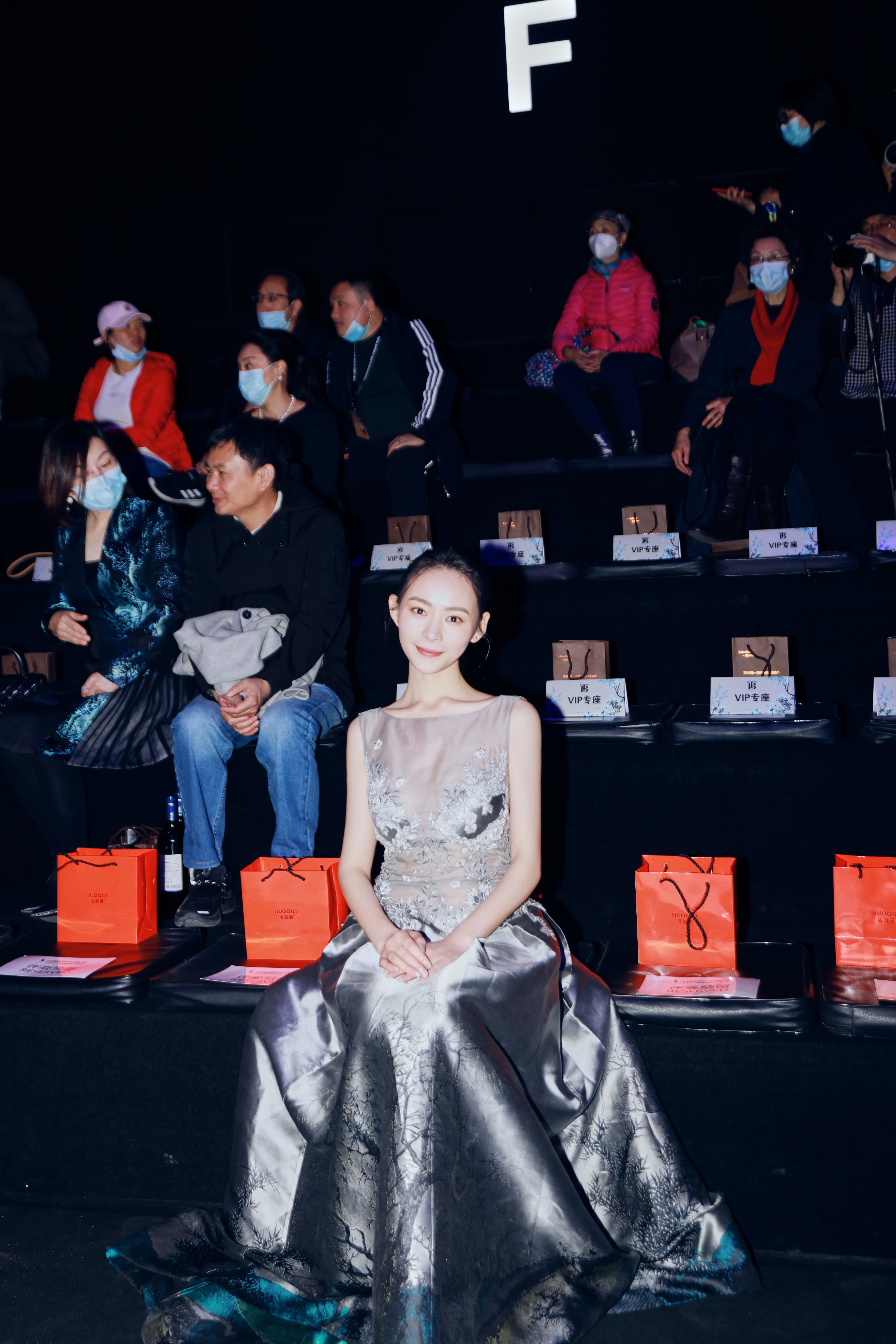 小吴谨言演员余焰受邀2021S/S薄涛&上久楷中国国际时装周专场发布