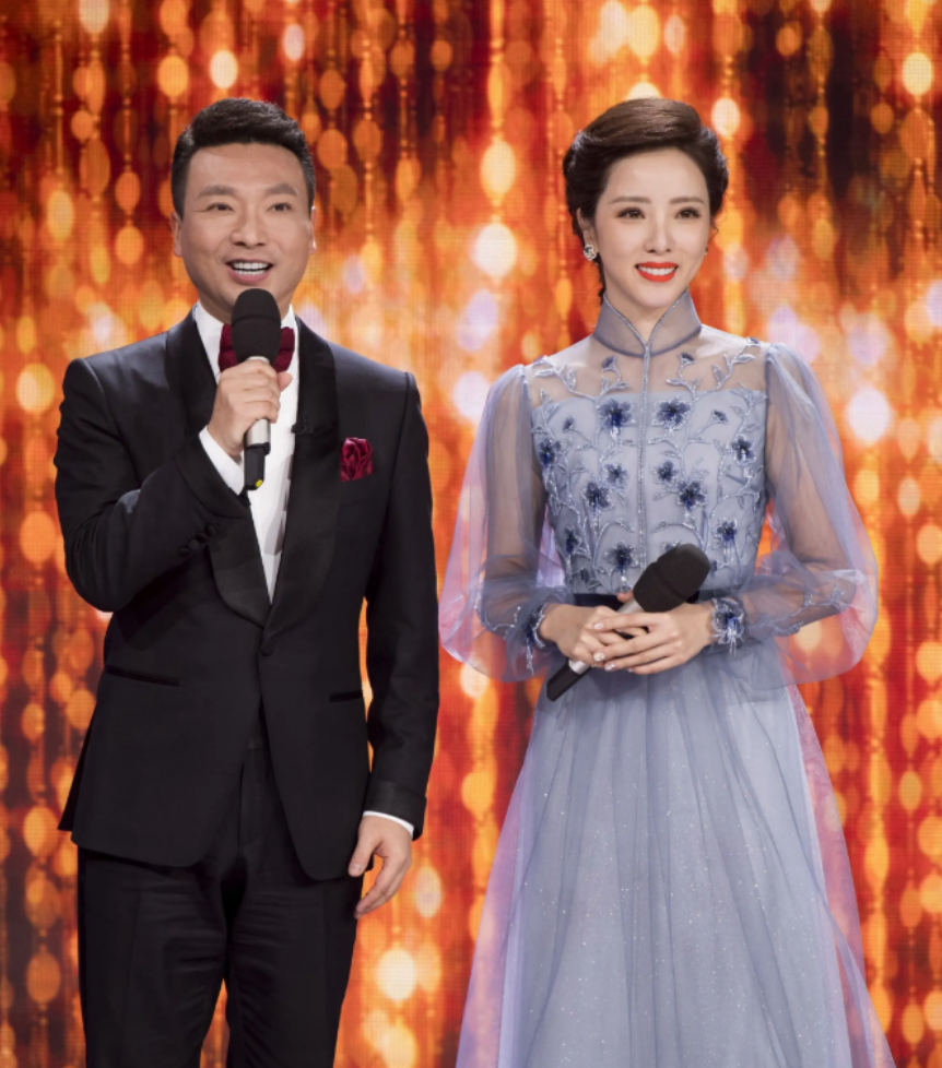 央视主持人李思思:9次上春晚,没嫁老头,和初恋结婚连生两子