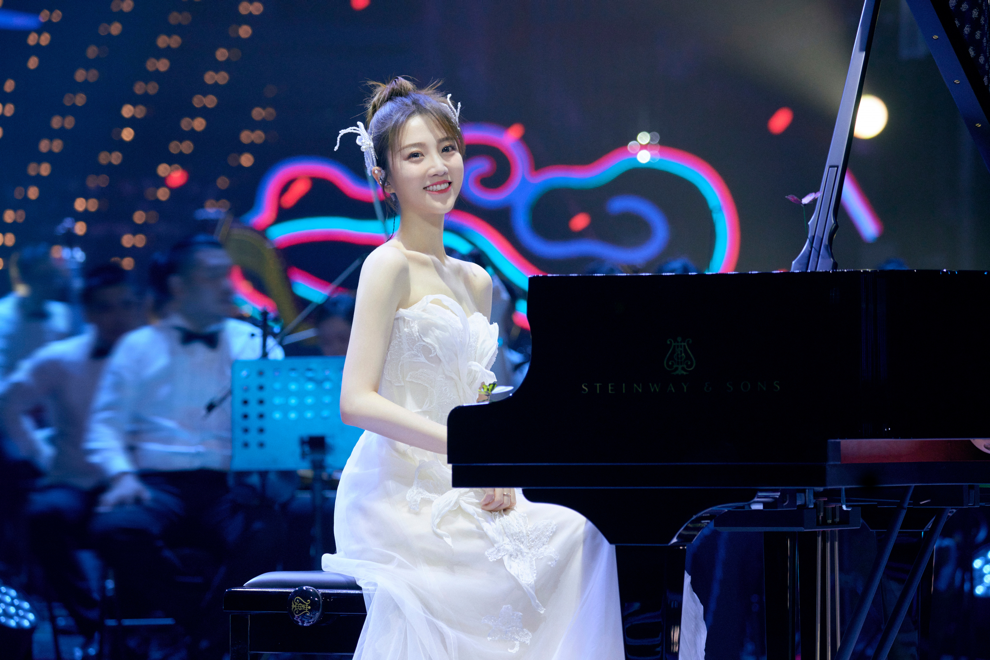 有种“整容”叫张纯烨弹琴，长相没变，《蒙面舞王》却像换了个人