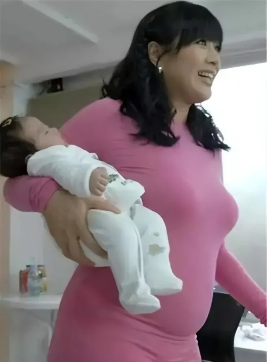 怀孕后胖得离谱的女明星，有人飙升55斤，有人直逼190胖若两人