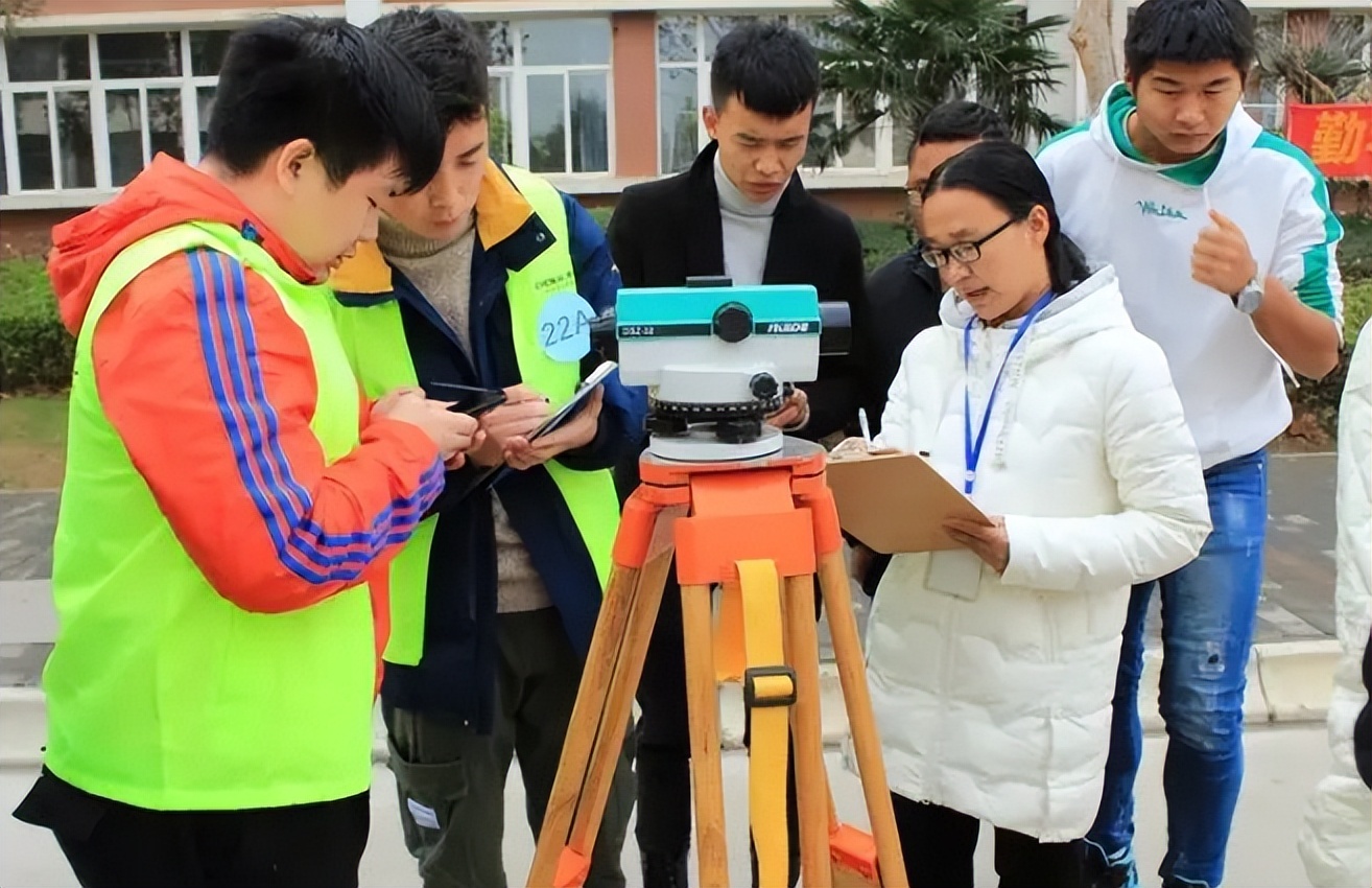河北一所处境尴尬的大学，学霸看不上学渣考不上，就业前景却很好