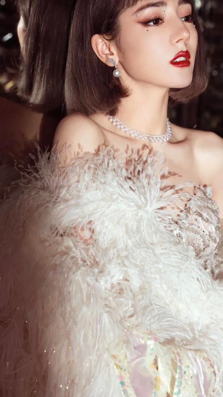 迪丽热巴太漂亮了，这张照片很可爱