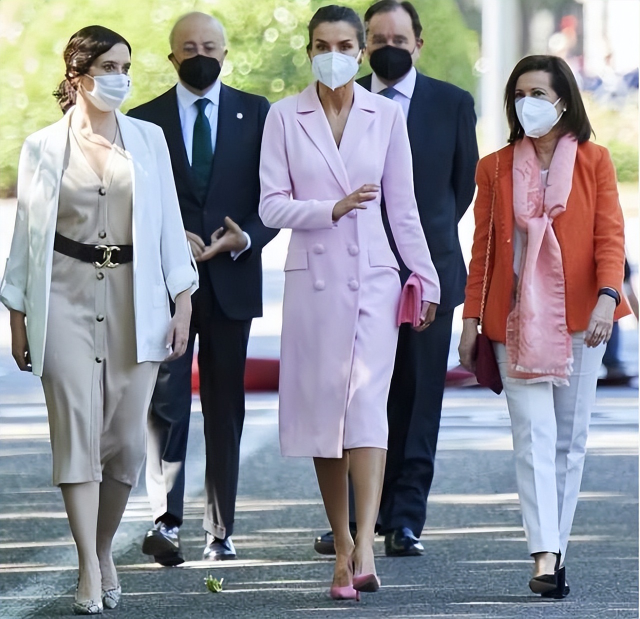 西班牙王后重穿欧根纱裙，马尾辫换成披肩发型，又长3岁依然惊艳