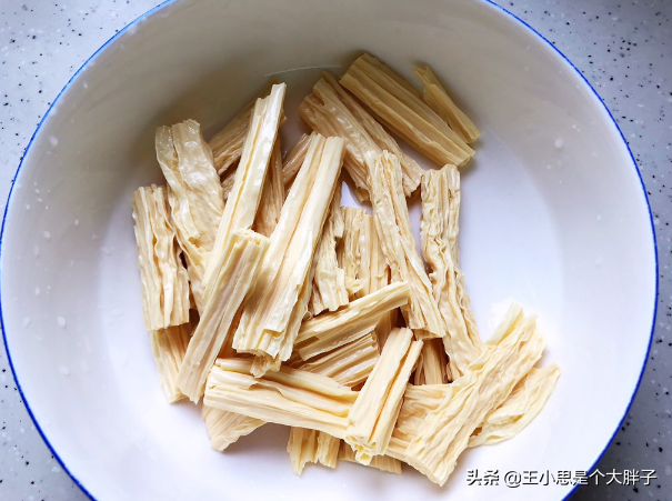 腐竹别用冷水泡，学会3个技巧，10分钟泡软，软嫩有嚼劲还不夹生