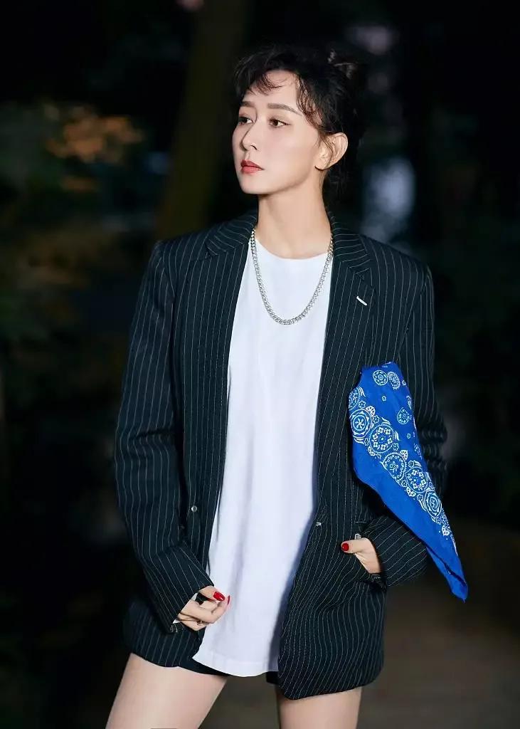 明星俏佳人：阔太太胡静，嫁入豪门，气质，举止高贵十足贵妇范