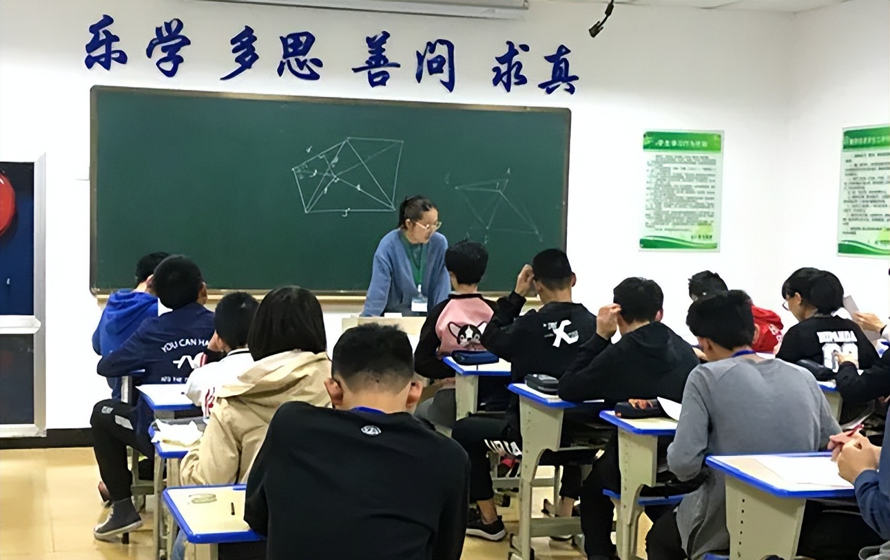 清华教室实拍图走红，顶级学府也“内卷”，网友却说高学历低素质