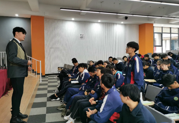 清华教室实拍图走红，顶级学府也“内卷”，网友却说高学历低素质