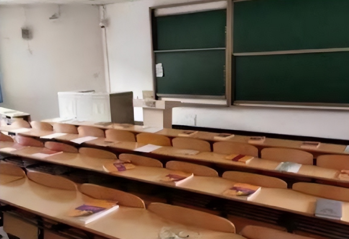 清华教室实拍图走红，顶级学府也“内卷”，网友却说高学历低素质