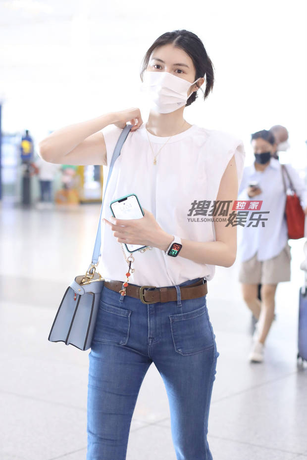 独家：何穗牛仔裤帆布鞋走机场 清清爽爽过夏天