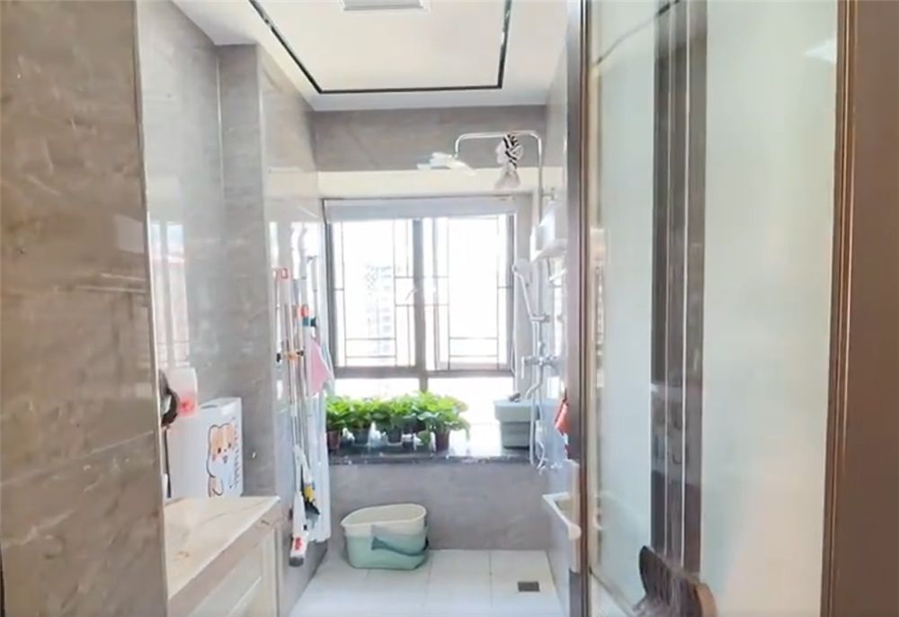 一家六口的405㎡顶层大宅：巧妙利用阁楼，装修出9室4厅5卫
