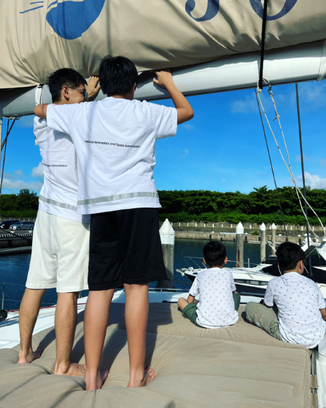 林志颖晒一家五口出游照，12岁Kimi跟爸爸一样高，父子同框像兄弟