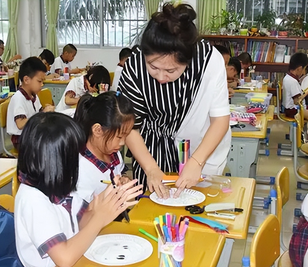 四岁半女孩自学绘画，线条“婉转而流畅”，美术生看后为其点赞