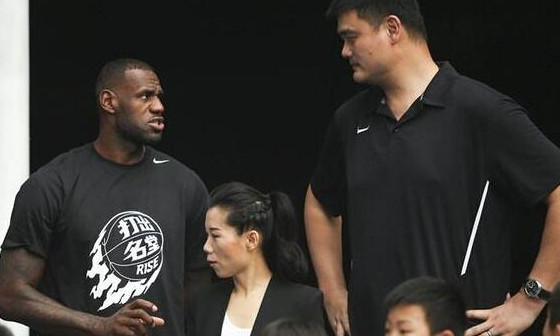 nba哪些球星和姚明的关系好(没对比就没伤害！姚明让NBA这些球星 在他身边似小鸟依人)