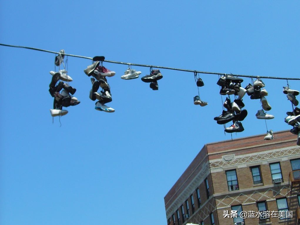 美国的街头，为什么总会有挂在电线上的鞋子？