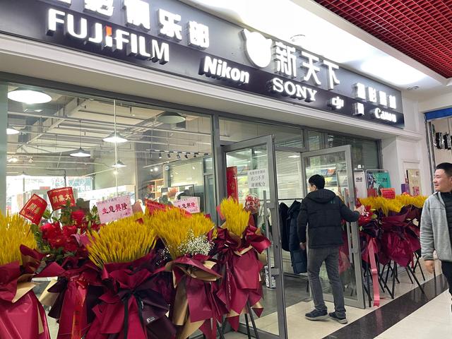 当下谁还敢开实体店，真的不怕冷场吗？我这俩朋友是不是发疯了