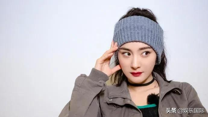 电竞少女！杨幂穿紫衣戴耳机侧颜迷人