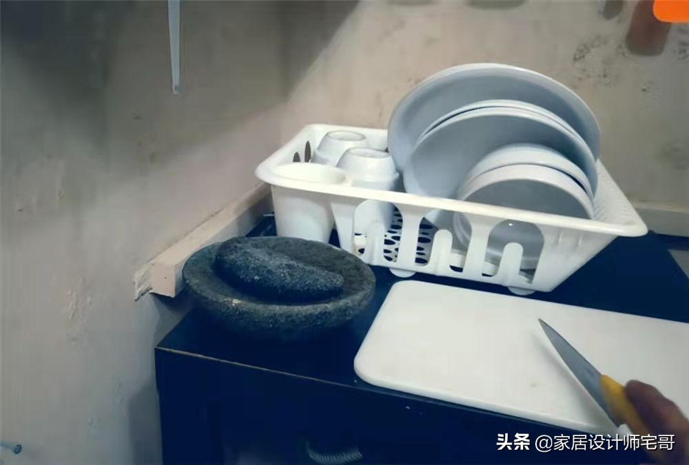 香港33岁小哥的16㎡蜗居，打造1室1厅，功能齐全，网友：苦中作乐