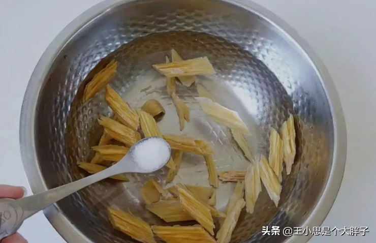 腐竹别用冷水泡，学会3个技巧，10分钟泡软，软嫩有嚼劲还不夹生