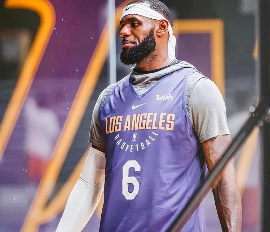 nba非常稀有的手环有哪些(NBA禁止过的五大装备：黑色面具因詹姆斯被禁，乔丹AJ1因被禁大赚)