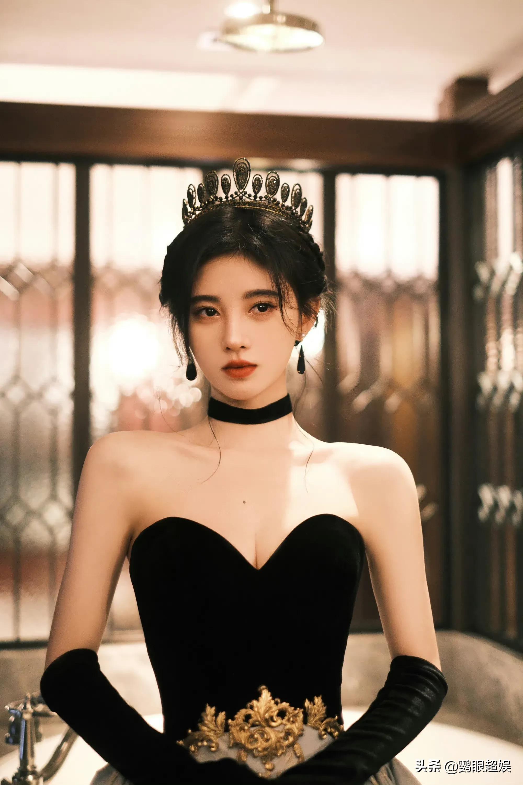 鞠婧祎晚装黑公主风，衬托出神一般的美貌