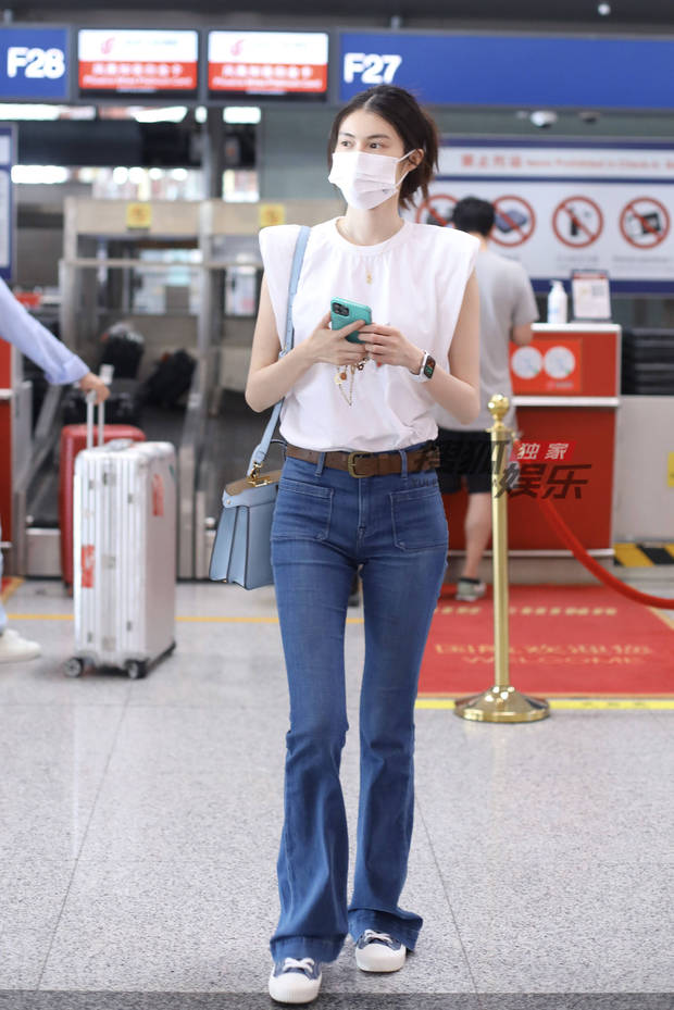 独家：何穗牛仔裤帆布鞋走机场 清清爽爽过夏天