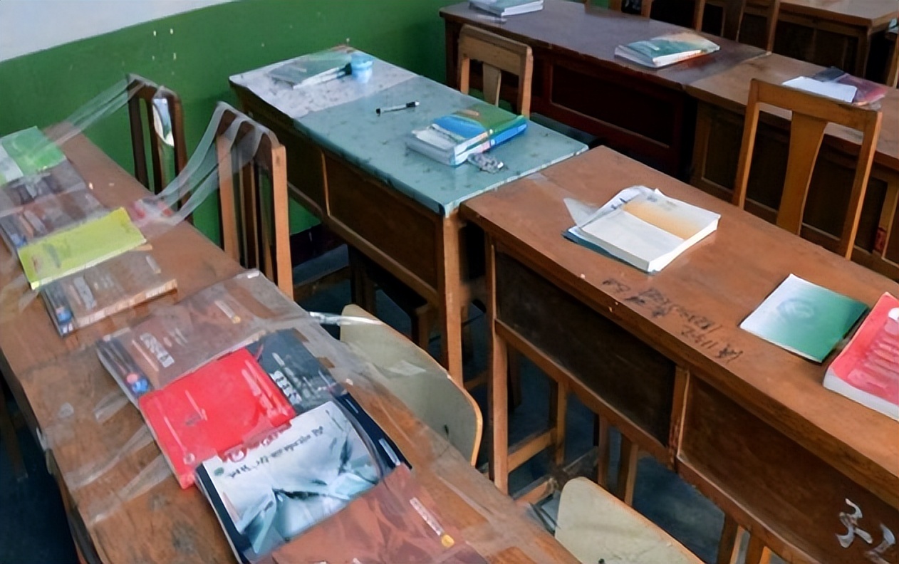 清华教室实拍图走红，顶级学府也“内卷”，网友却说高学历低素质