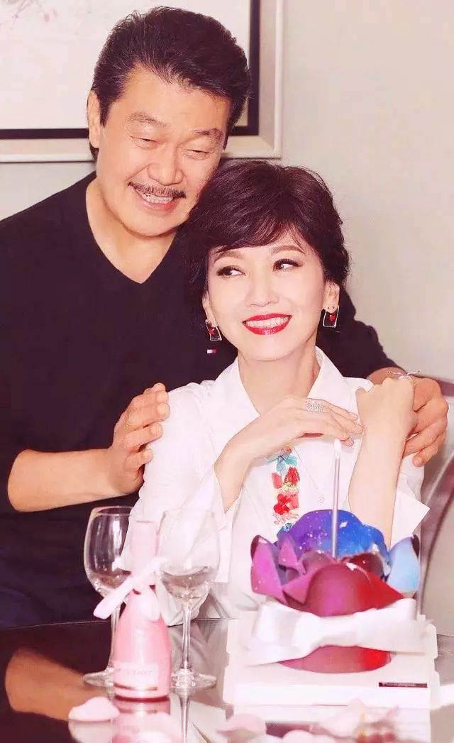 红极一时赵雅芝：带着两个儿子再婚，将丈夫当男朋友让我一生幸福